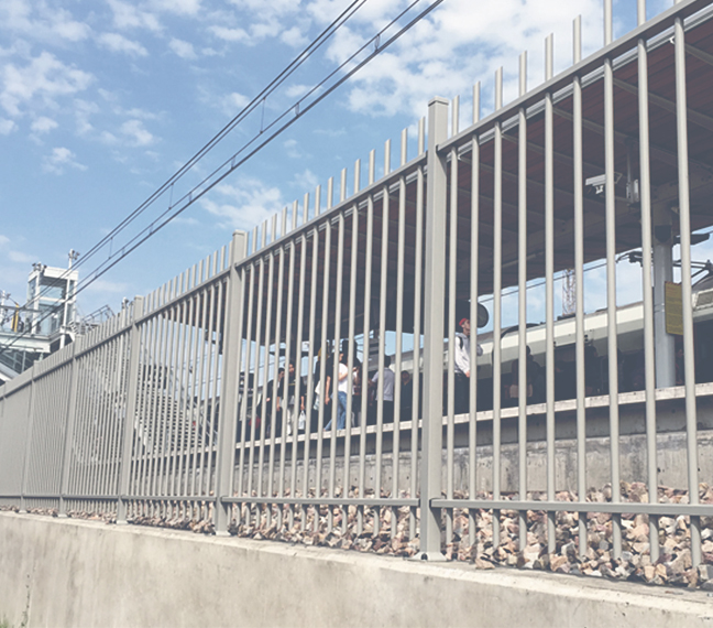 Clôture métallique fabriquée en atelier et posée pour la sécurisation d’une nouvelle gare SNCF, Ile-de-France