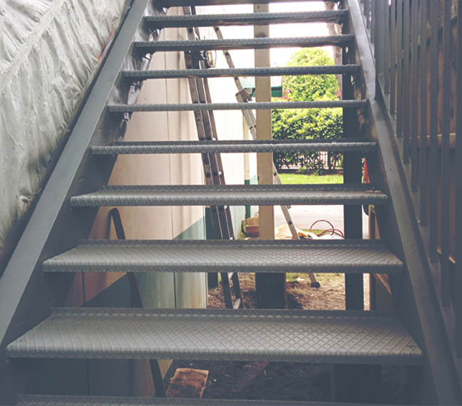 Escaliers de secours métalliques fabriqués sur-mesure et posés, pour le compte d’un établissement public d’enseignement, Ile-de-France
