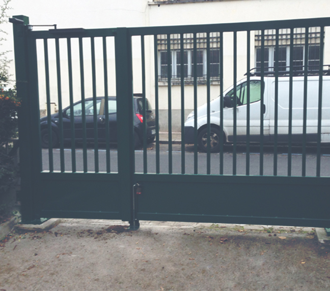 Portail acier automatisé et sur-mesure fabriqué en atelier et posé pour garantir la sécurité d’une résidence, Ile-de-France