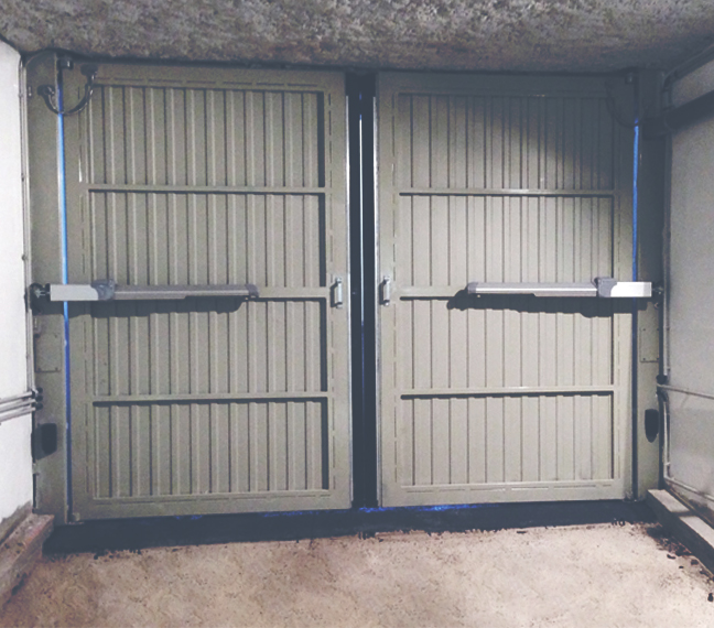 Portes de parking battantes motorisées fabriquées et posées pour le compte d’une copropriété, Ile-de-France