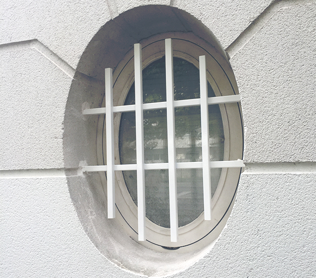 Grille de défense fabriquée et posée pour une copropriété, Paris