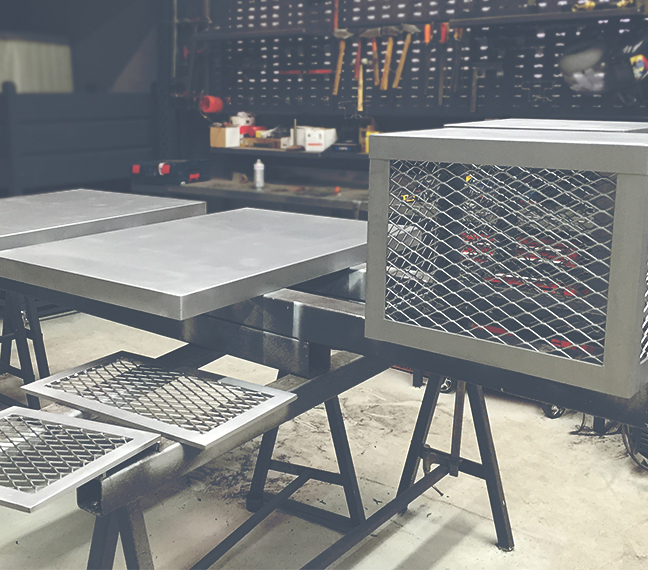 Fabrication de protections métalliques de ventilation pour toitures, Alfortville