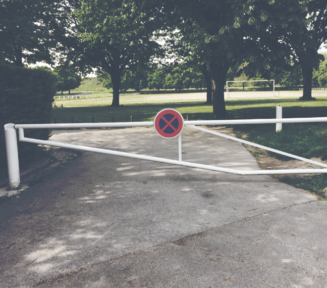 Barrière pivotante en acier spécialement conçue pour sécuriser un parc, Ile-de-France