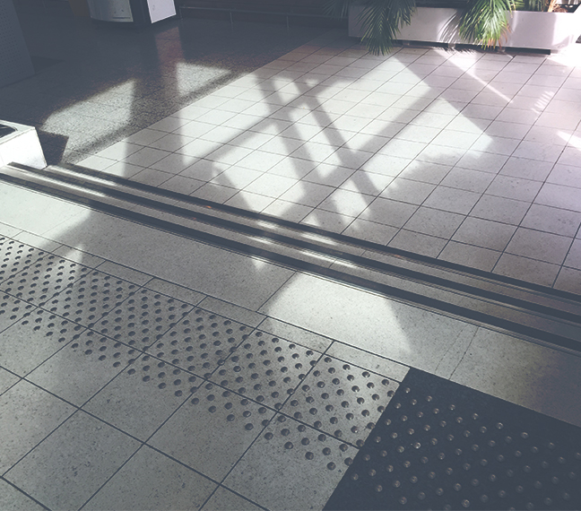 Bandes podotactiles en inox, Centre Commercial Régional Créteil Soleil, Ile-de-France
