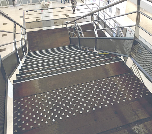 Bandes podotactiles en inox, Centre Commercial Régional Créteil Soleil, Ile-de-France