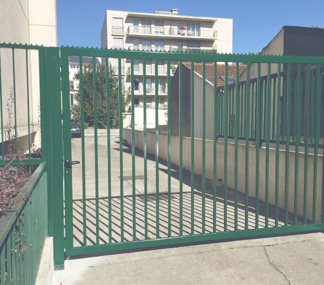 Portail battant un vantail en acier fabriqué sur mesure pour une copropriété, Ile-de-France