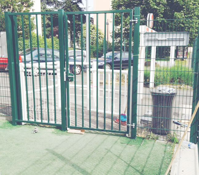 Portail à deux ventaux réalisé sur mesure pour un complexe sportif municipal, Ile-de-France