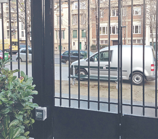 Portail battant motorisé, élégant et solide pour la sécurisation d’une copropriété parisienne, Paris